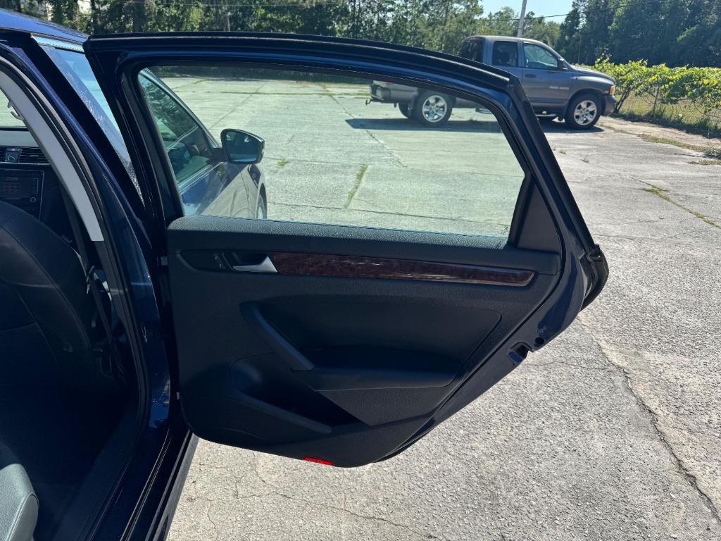 2012 Volkswagen Passat SEL photo