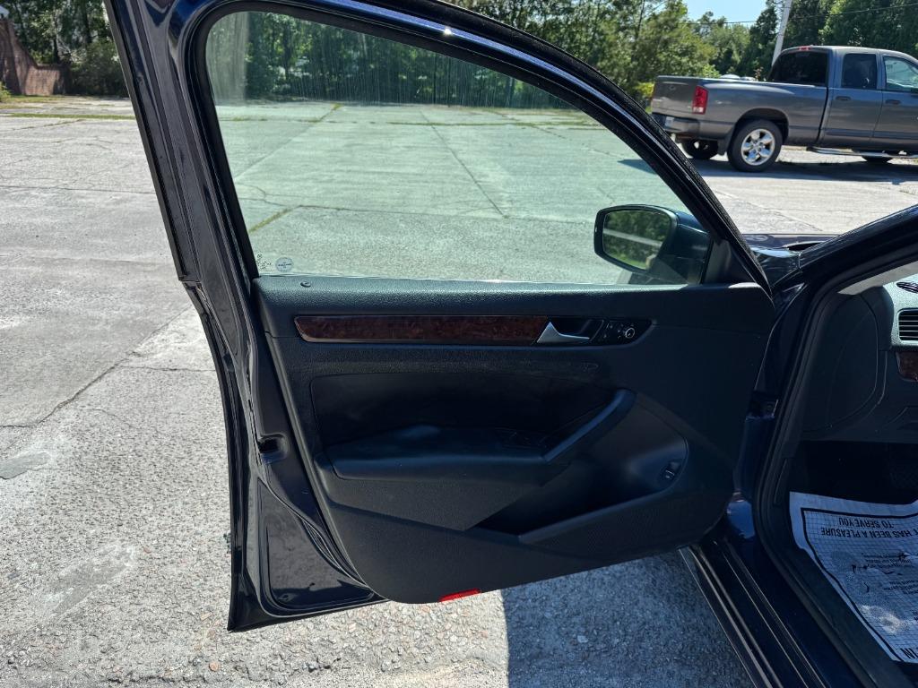 2012 Volkswagen Passat SEL photo