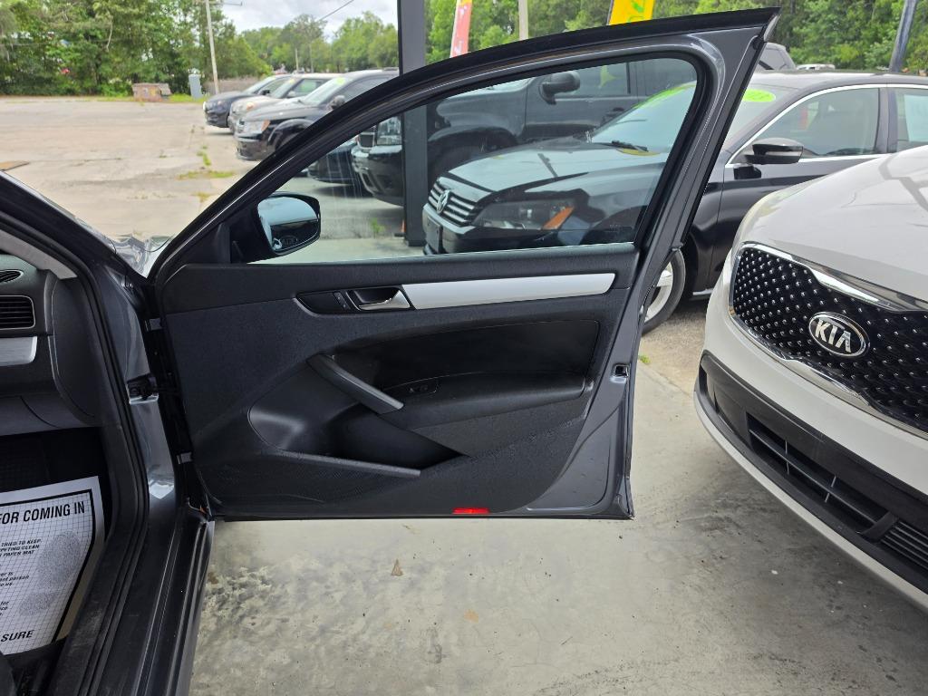2013 Volkswagen Passat - $10,995