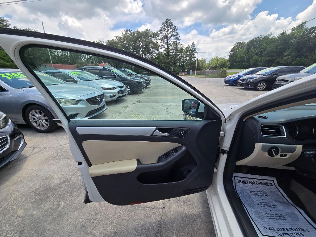 2013 Volkswagen Jetta - $10,995