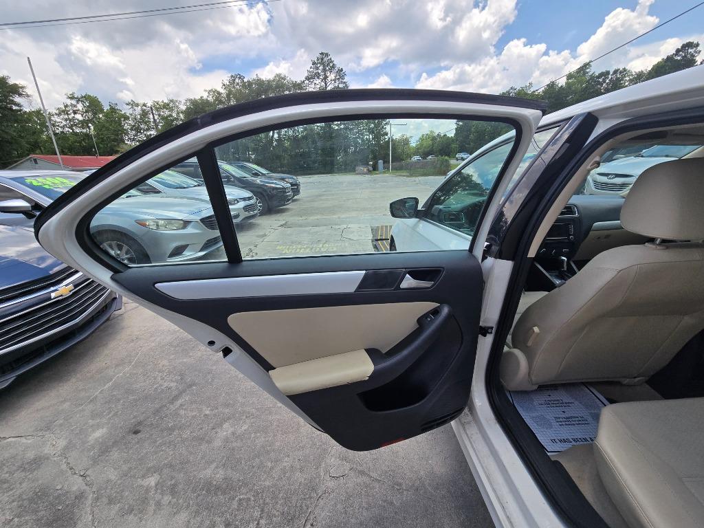 2013 Volkswagen Jetta - $10,995
