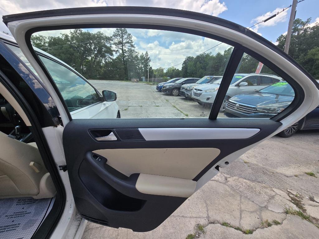 2013 Volkswagen Jetta - $10,995