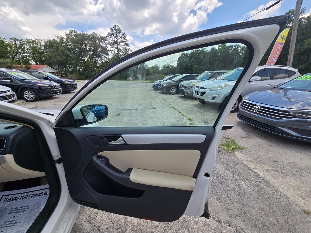 2013 Volkswagen Jetta - $10,995