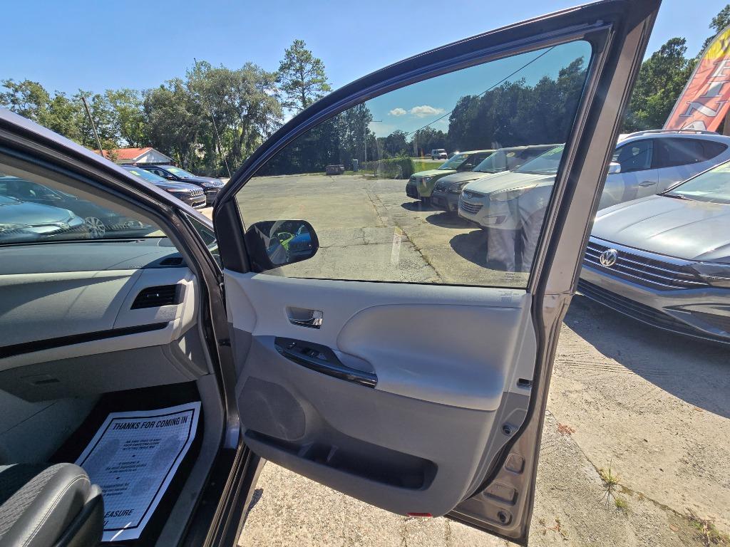 2014 Toyota Sienna - $12,500