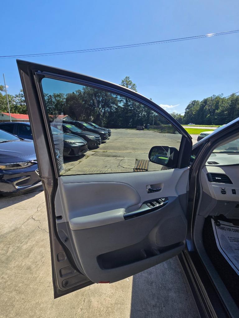 2014 Toyota Sienna - $12,500