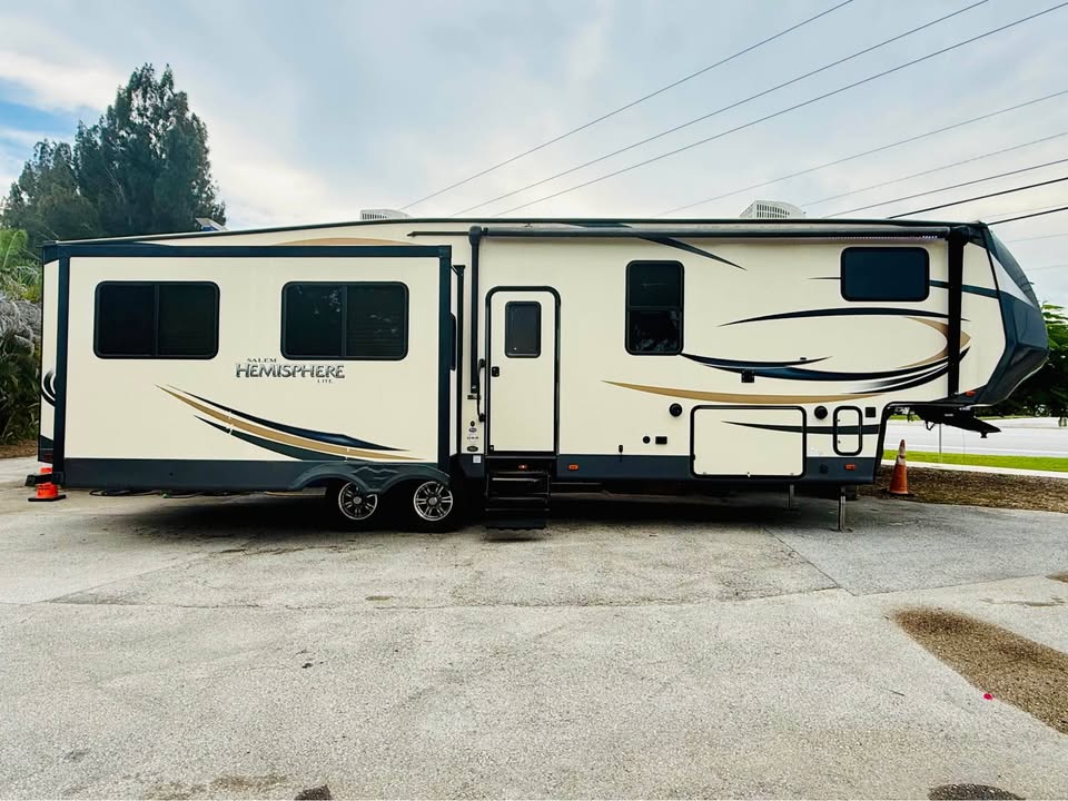 2017 Forest River Salem Laminated Towables - $14,000