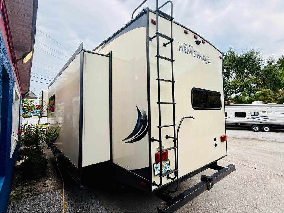 2017 Forest River Salem Laminated Towables - $14,000