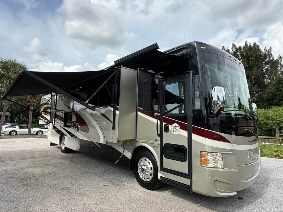 2015 Freightliner Xc-m Modular Rail Rear Engine Motor Home Chassis - $79,999