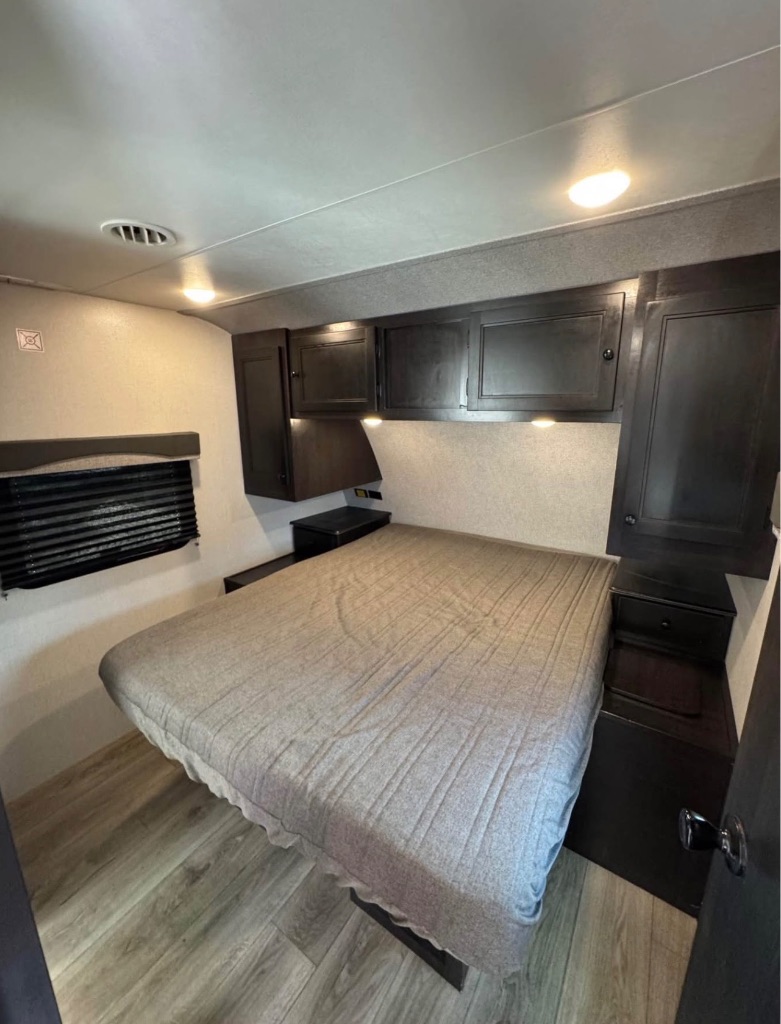 2021 SUPER LITE  242RL - $15,000