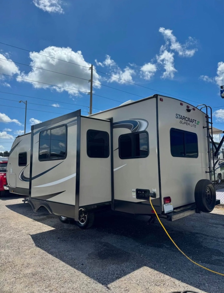 2021 SUPER LITE  242RL - $15,000