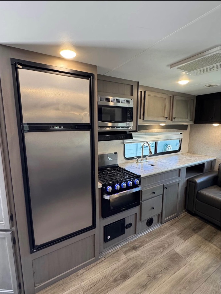 2021 SUPER LITE  242RL - $15,000