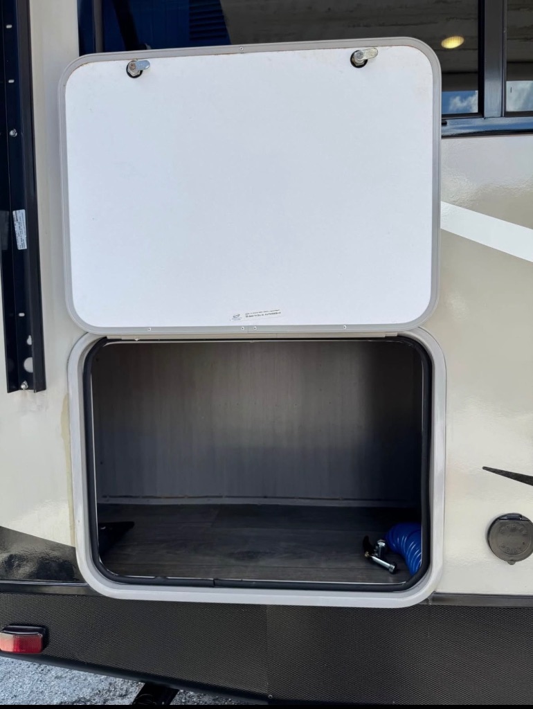 2021 SUPER LITE  242RL - $15,000