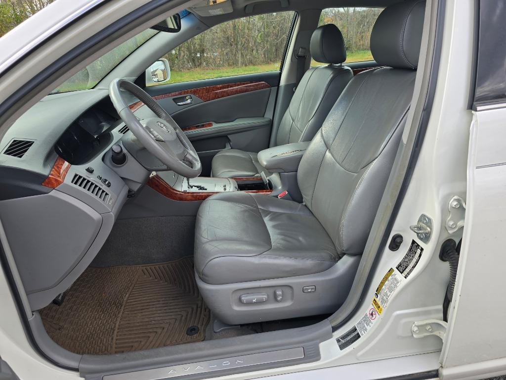2005 Toyota Avalon XL photo