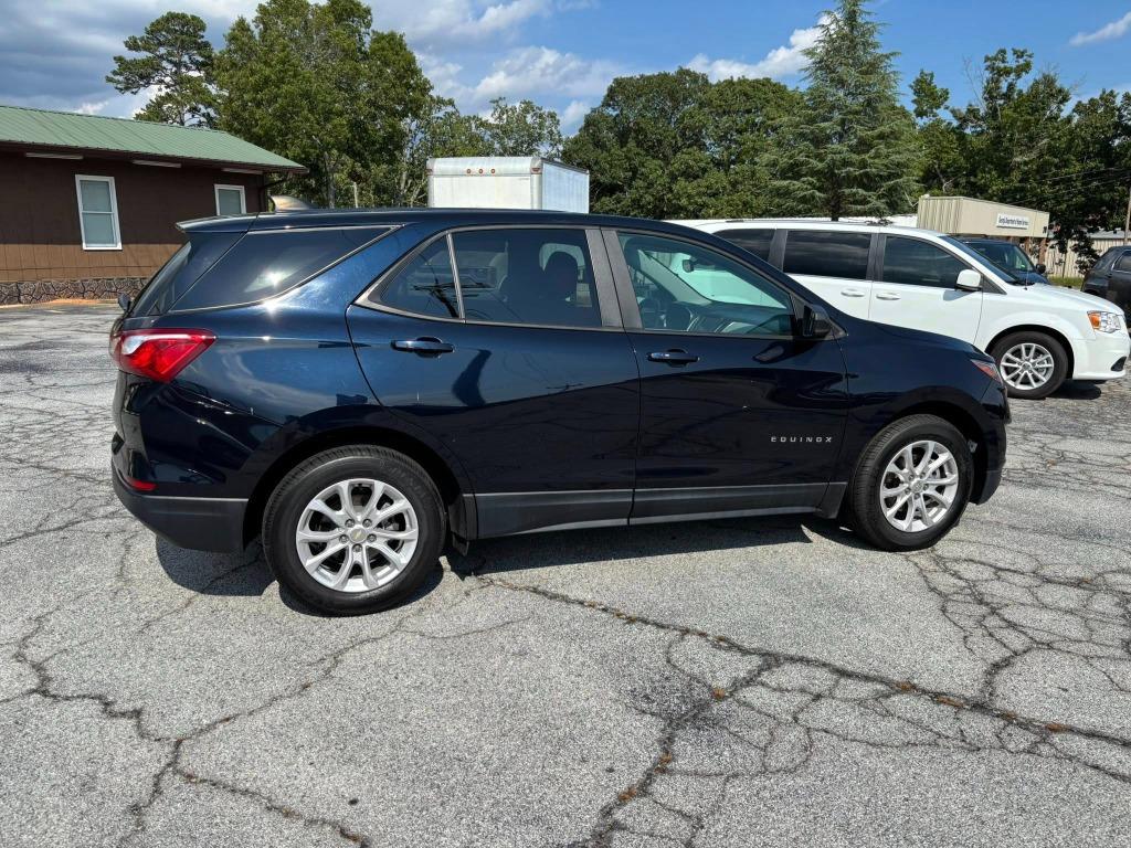 2021 Chevrolet Equinox LS photo 2