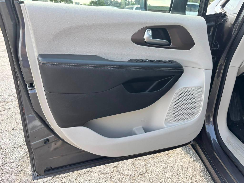 2017 Chrysler Pacifica Touring L Plus photo
