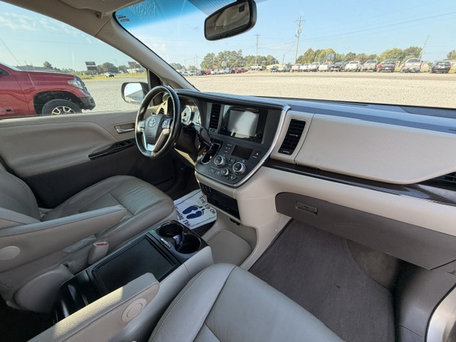 2016 Toyota Sienna - $15,750
