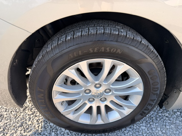 2016 Toyota Sienna - $15,750