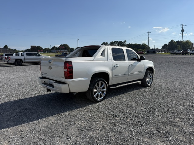 2011 Chevrolet Avalanche - $12,750