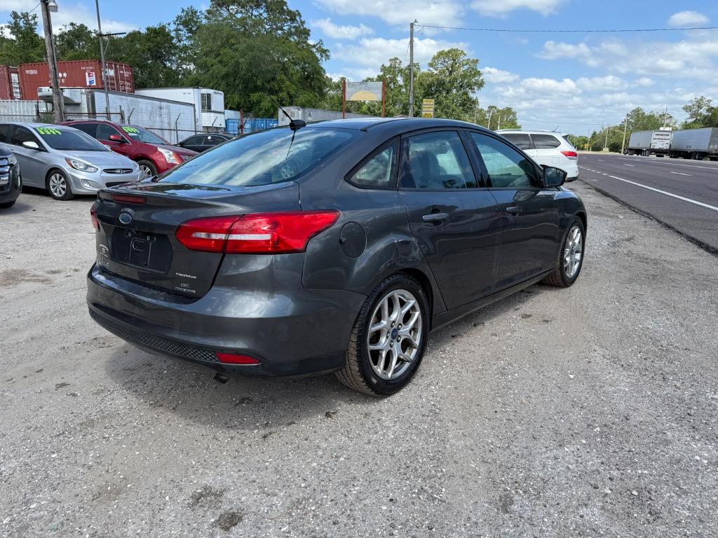 2015 Ford Focus SE photo