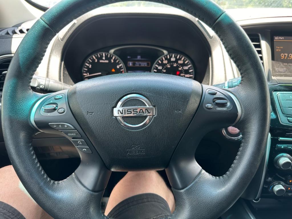 2016 Nissan Pathfinder Platinum photo