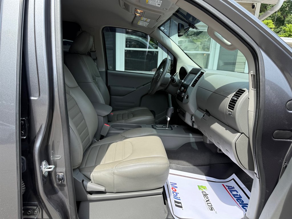 2021 Nissan Frontier SV Midnight photo