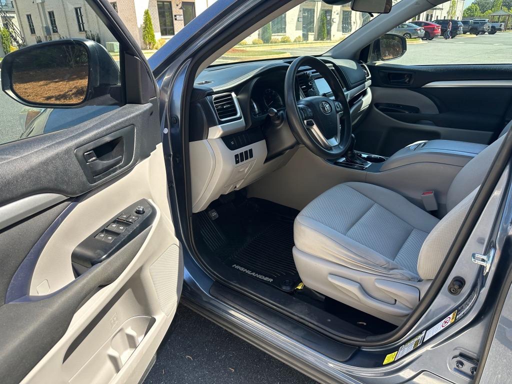 2017 Toyota Highlander LE photo