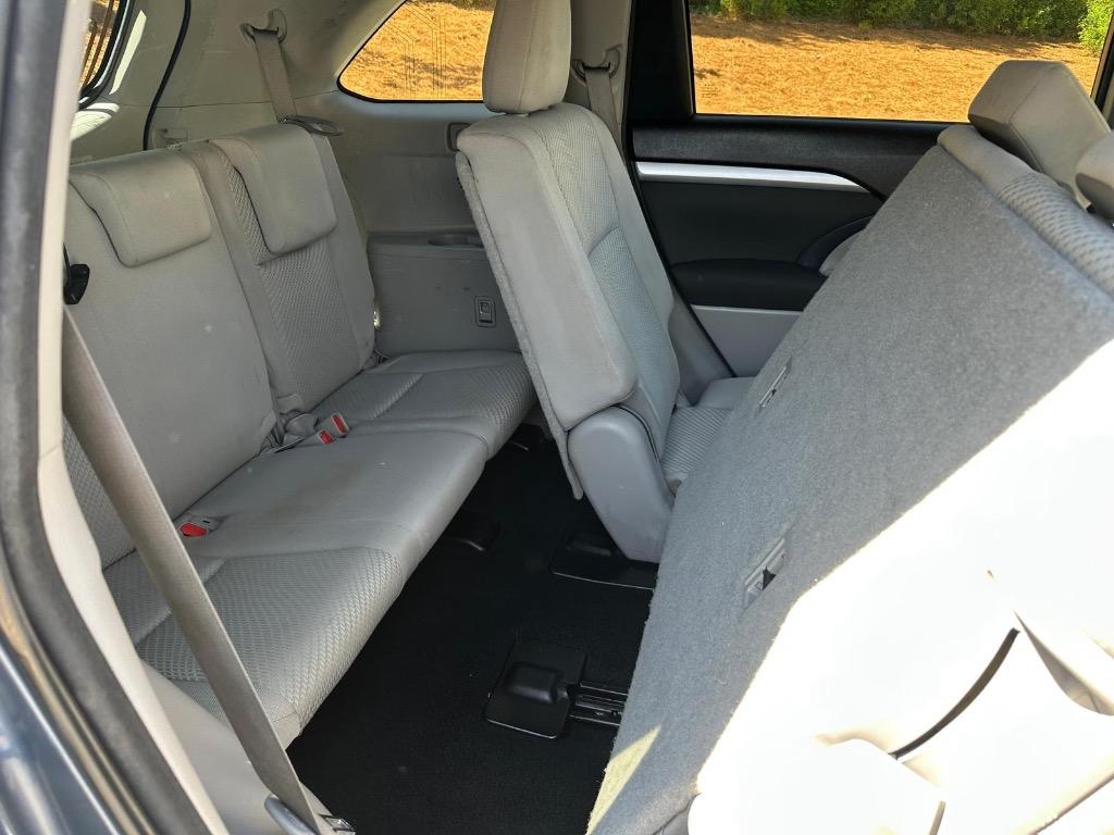 2017 Toyota Highlander LE photo