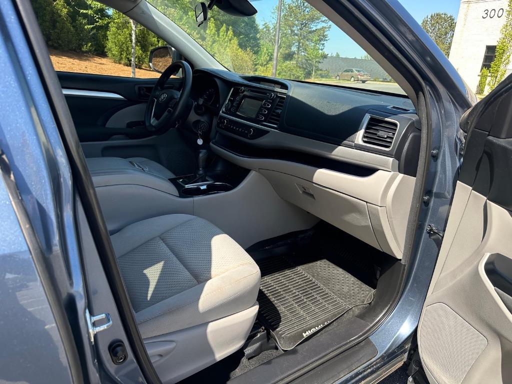 2017 Toyota Highlander LE photo