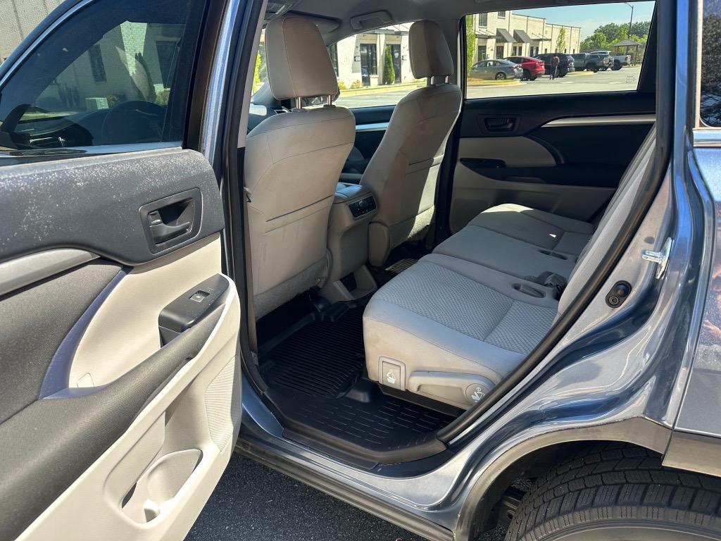 2017 Toyota Highlander LE photo