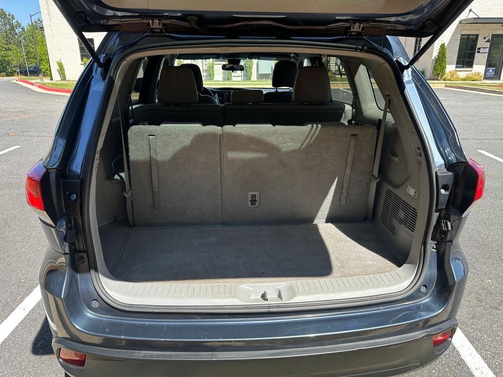 2017 Toyota Highlander LE photo