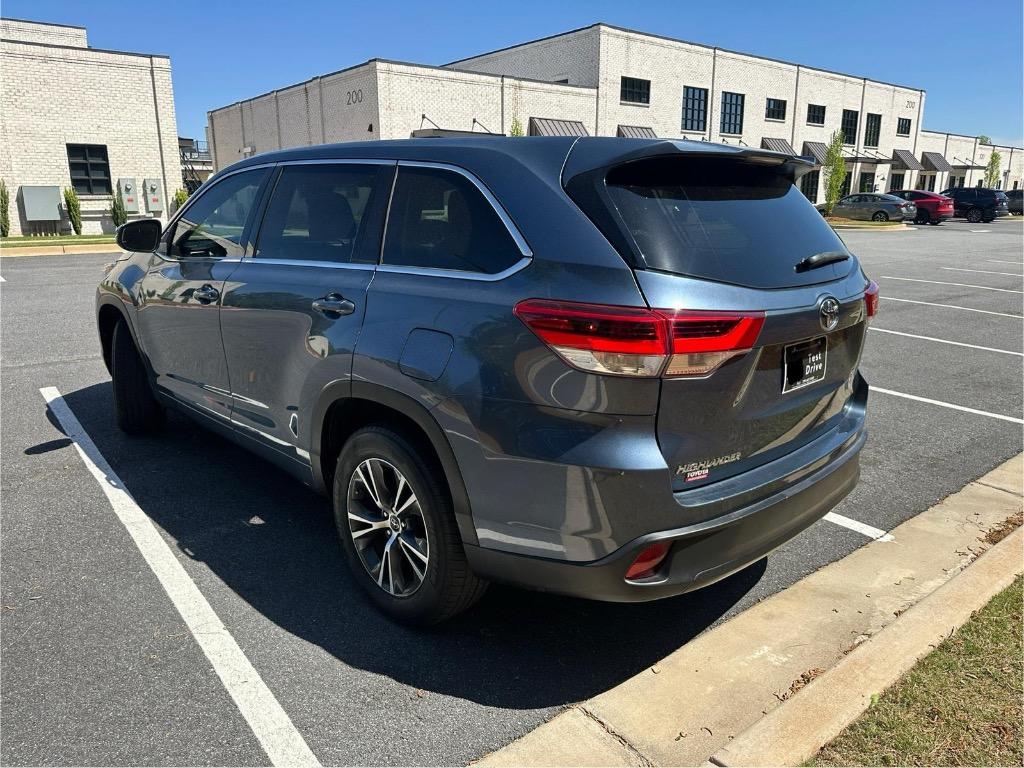 2017 Toyota Highlander LE photo