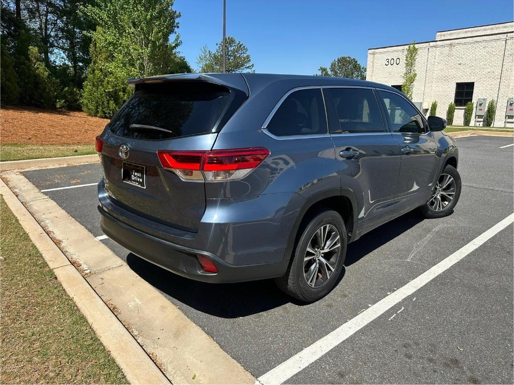 2017 Toyota Highlander LE photo