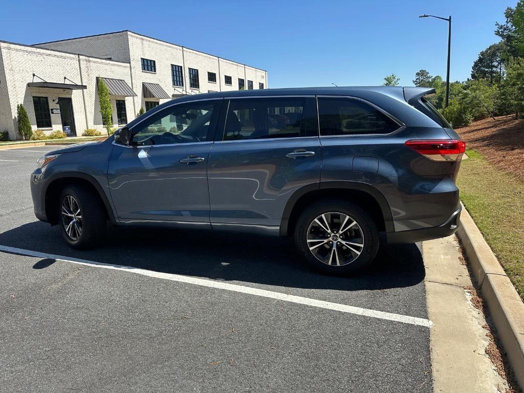 2017 Toyota Highlander LE photo
