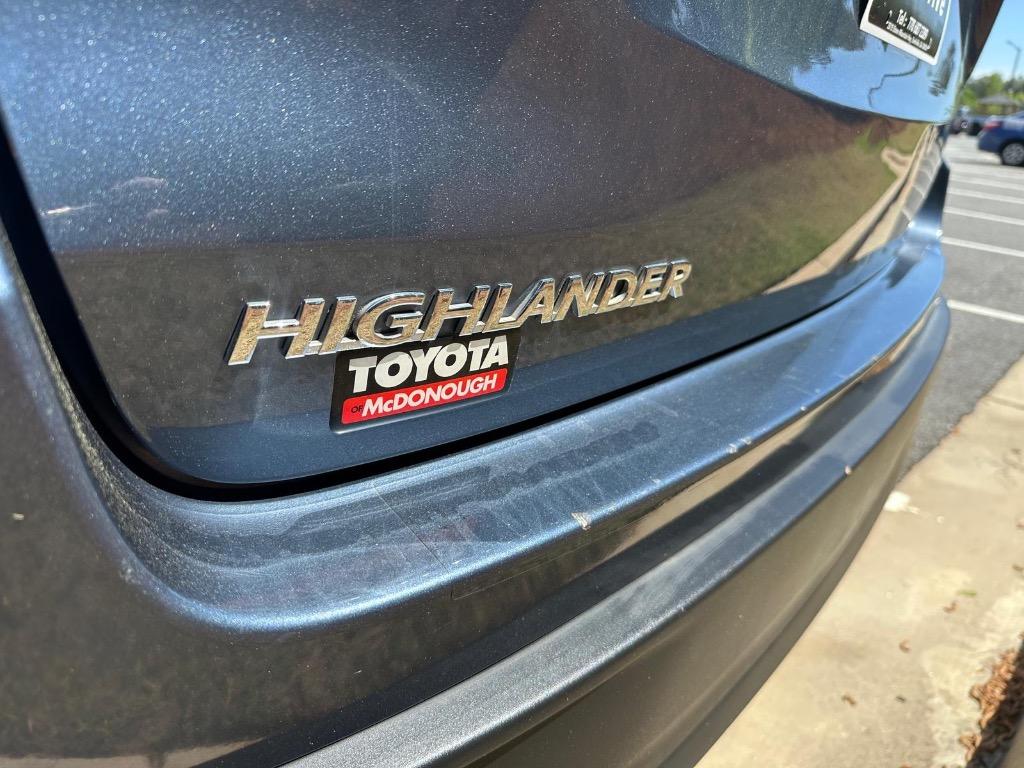 2017 Toyota Highlander LE photo
