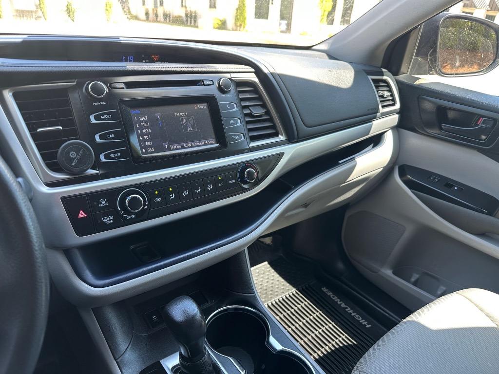 2017 Toyota Highlander LE photo