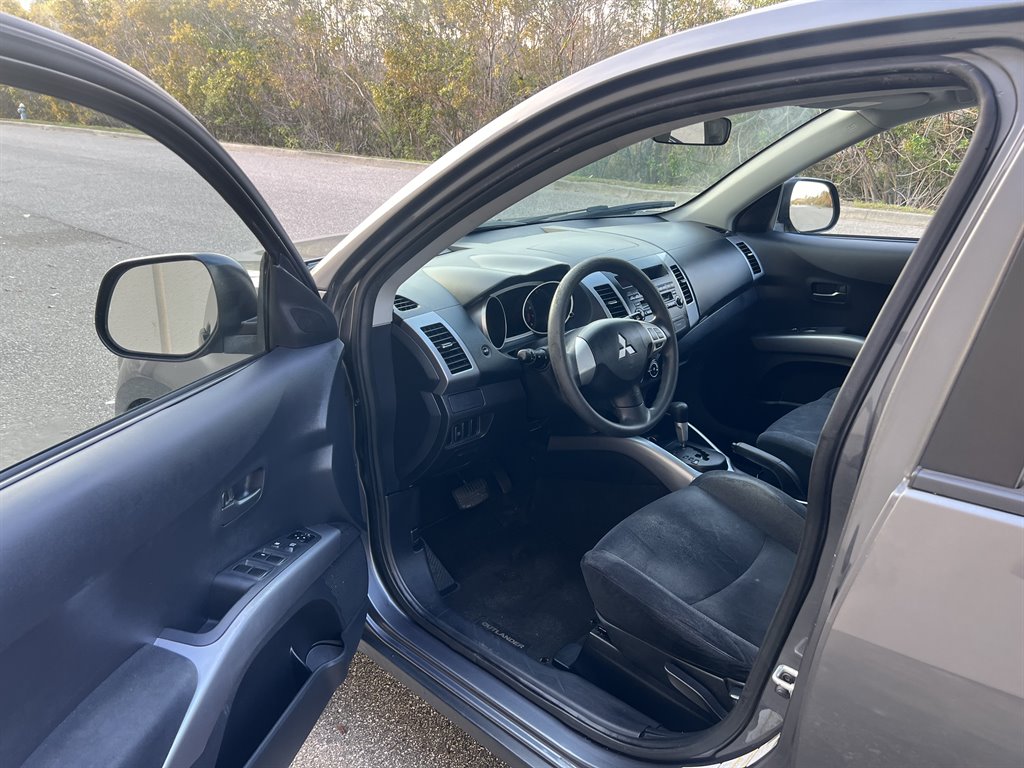 2007 Mitsubishi Outlander ES photo