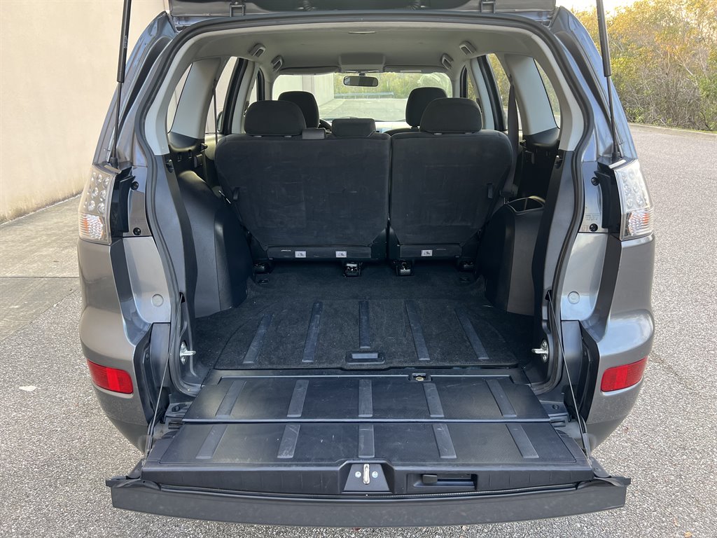 2007 Mitsubishi Outlander ES photo