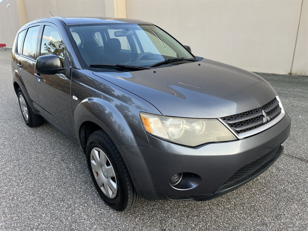 2007 Mitsubishi Outlander ES photo