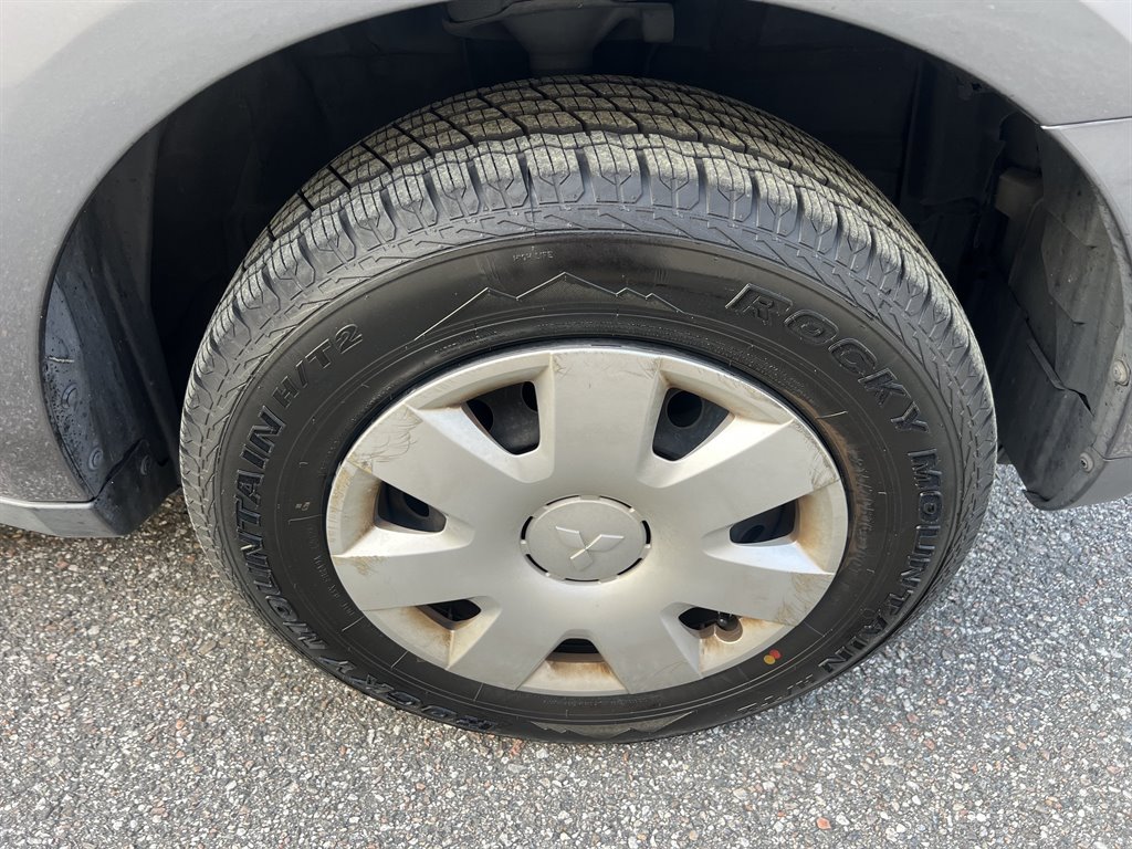 2007 Mitsubishi Outlander ES photo