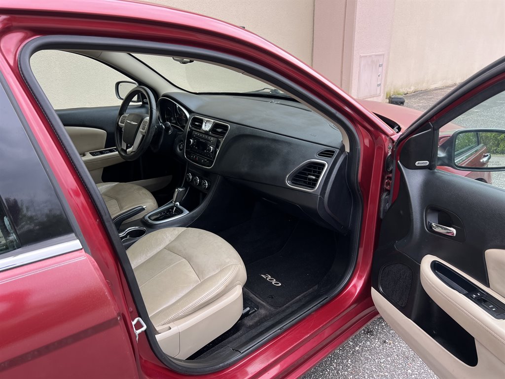 2014 Chrysler 200 - $4,199