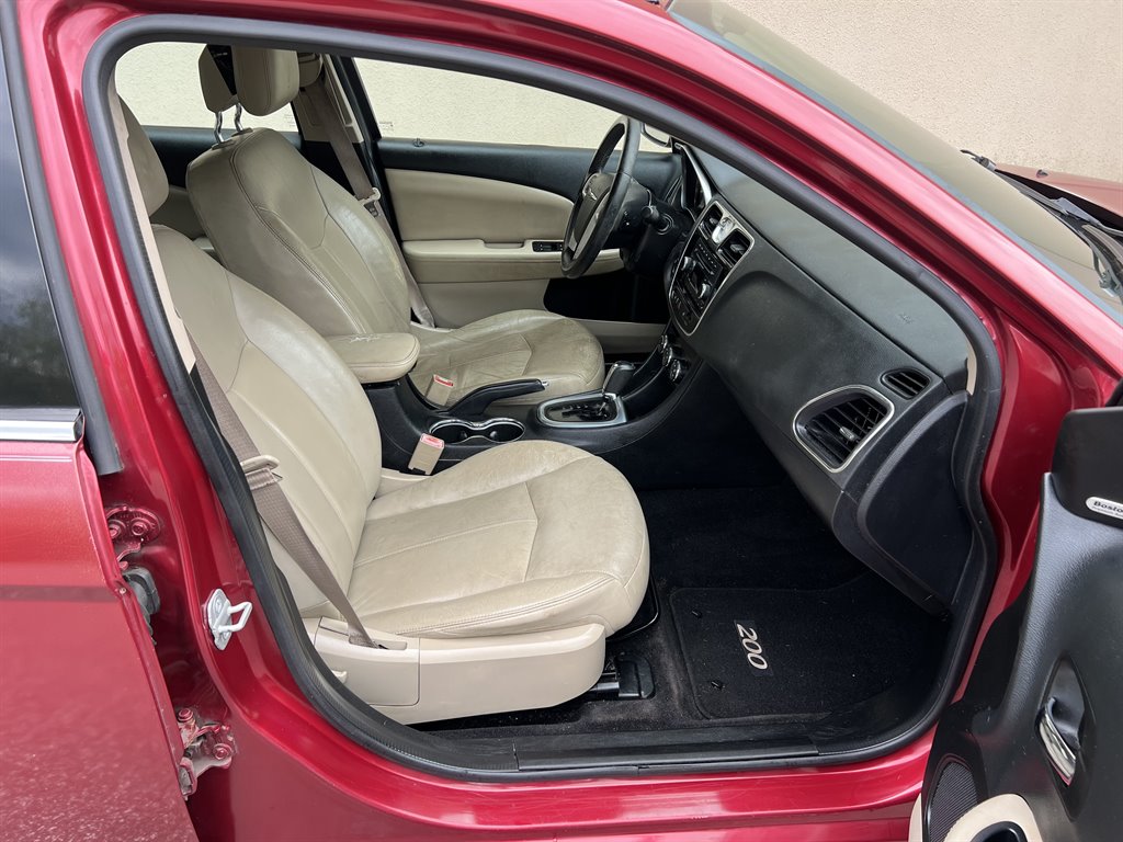 2014 Chrysler 200 - $4,199