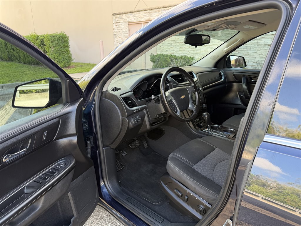 2017 Chevrolet Traverse - $9,499