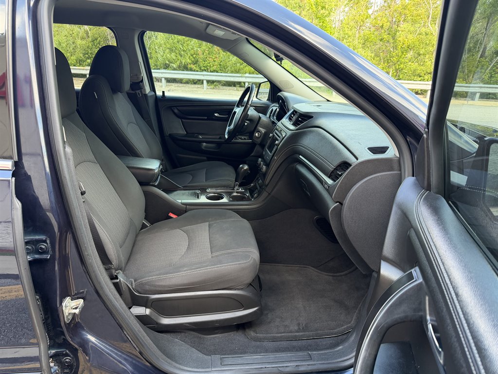 2017 Chevrolet Traverse - $9,499