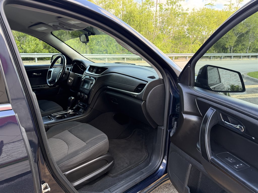 2017 Chevrolet Traverse - $9,499