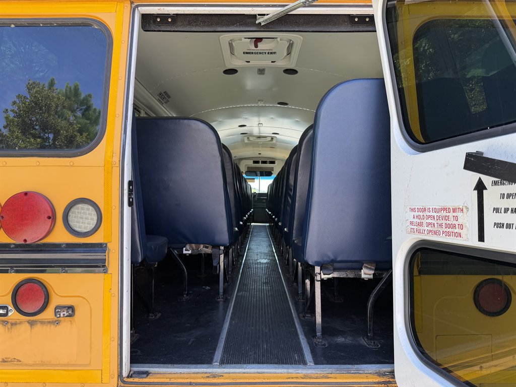 2013 Blue Bird Bb Conventional - $9,999