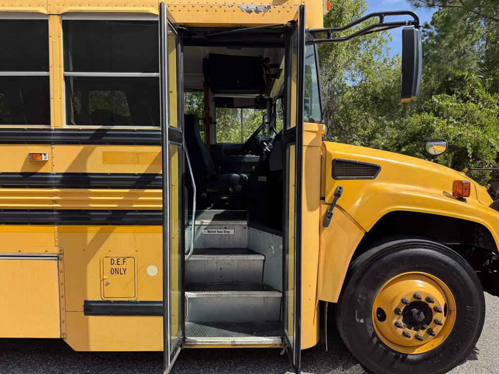 2013 Blue Bird Bb Conventional - $9,999