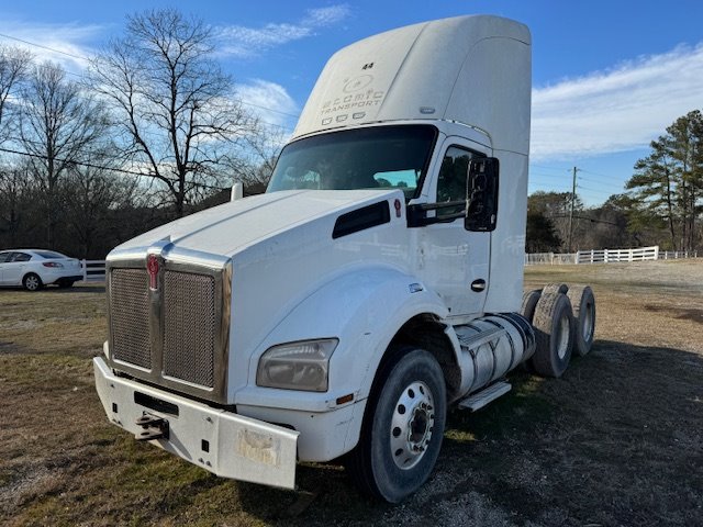 2017 Kenworth T880 - $12,144