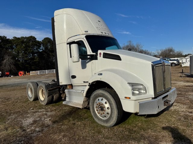 2017 Kenworth T880 - $12,144