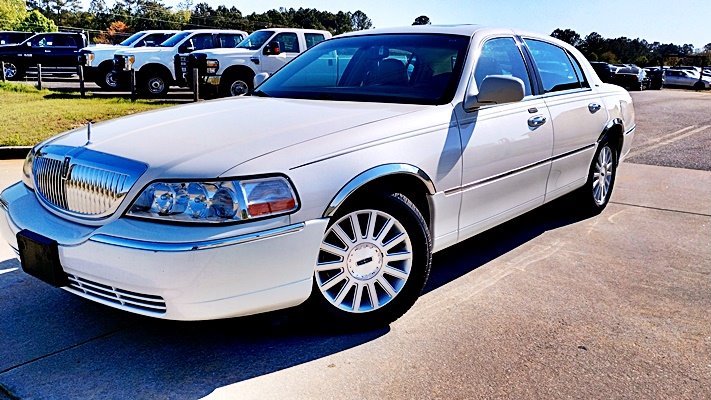 The 2004 Lincoln Town Car Ultimate photos