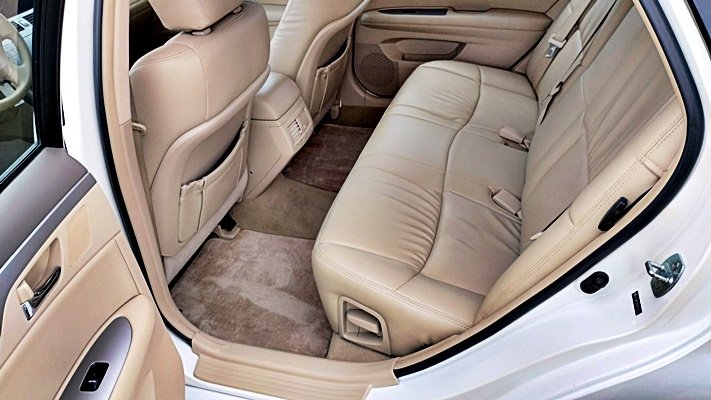2010 Toyota Avalon XLS photo